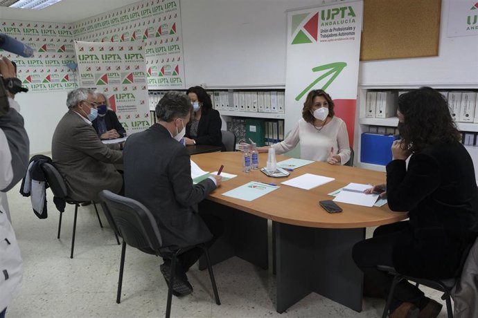 La secretaria general del PSOE-A, Susana Díaz, se reúne con la secretaria general de la Unión de Profesionales Trabajadores de Andalucía (UPTA Andalucía), Inés Mazuela, este miércoles.