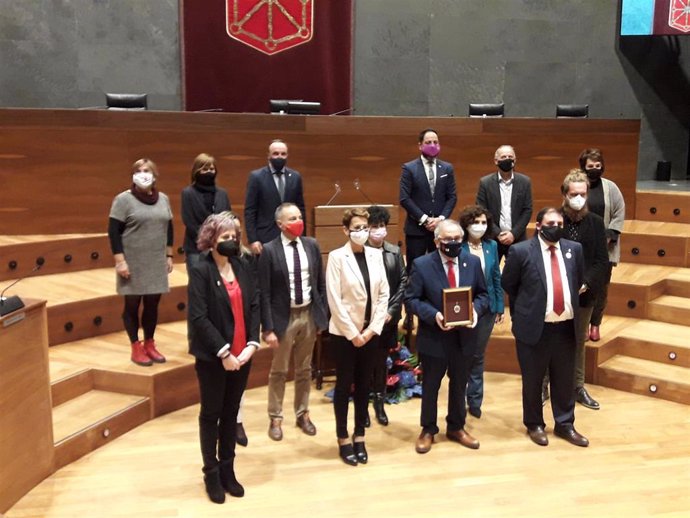 Luis Sabalza, presidente de Osasuna, con la Medalla de Oro del Parlamento de Navarra, entre la presidenta del Gobierno de Navarra, María Chivite, y el presidente del Parlamento foral, Unai Hualde.