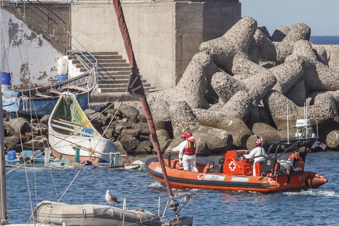 Una lancha de Cruz Roja en el Muelle de Arguineguín, en Gran Canaria, Canarias (España), a 18 de noviembre de 2020. Más de 2.300 migrantes permanecen hacinados en este muelle tras pernoctar en el campamento que se instaló el pasado mes de agosto en el r