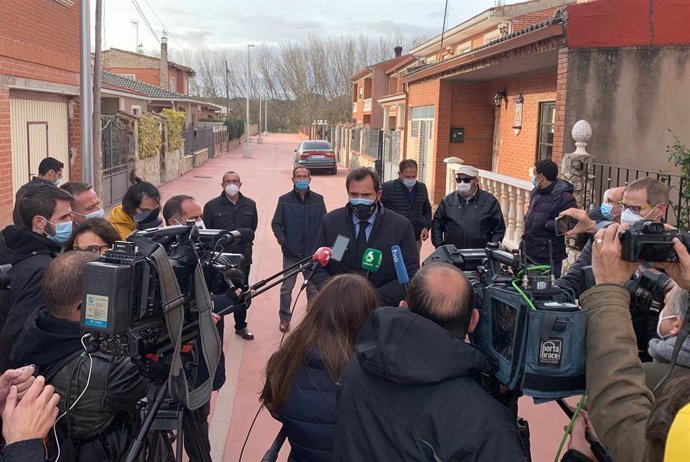 El alcalde de Valladolid atiende a los medios de comunicación en Puente Duero.
