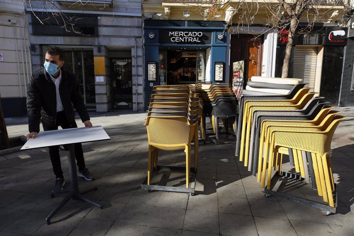 Camareros limpiando y poniendo las mesas en las terrazas de los bares a primera hora de las mañana, tras rebajar la Junta de Andalucía las restricciones anteriores que mantenían cerrado los negocios durante todo el día. A partir de este día los negocios