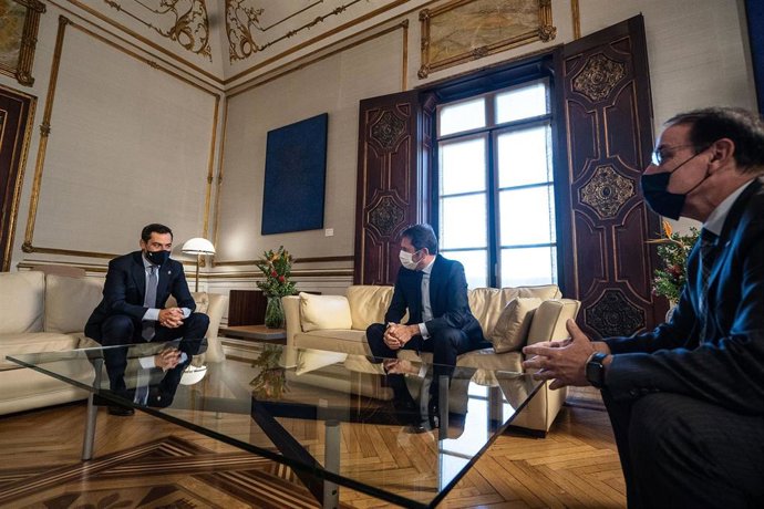 El presidente de la Junta, Juanma Moreno, este miércoles durante su reunión con el presidente de Cepyme, Gerardo Cuerva, y el presidente de la CEA, Javier González de Lara.