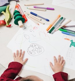 Alumno dibujando en un centro escolar.