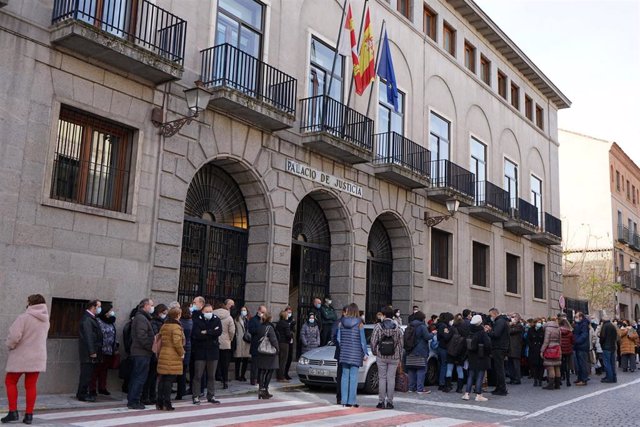 Concentración a las puertas del Palacio de Justicia de Segovia en repulsa por la agresión a una jueza.