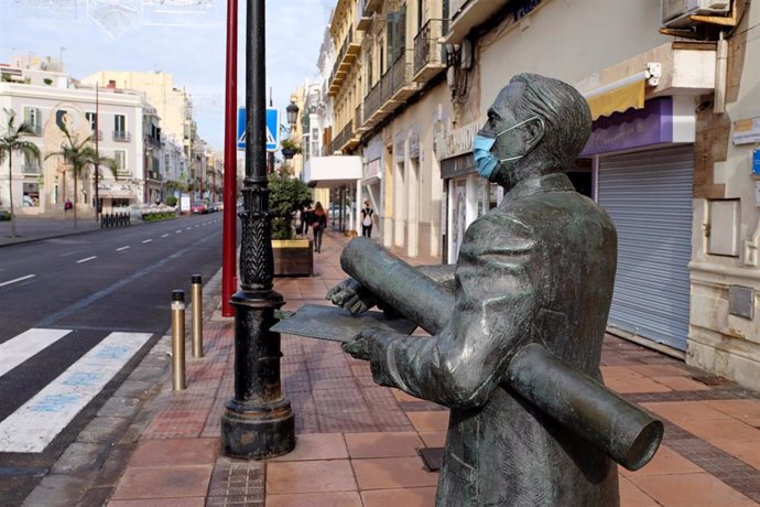 Una estatua con una mascarilla quirúrgica en el centro urbano de Melilla, a 14 de noviembre de 2020, en Melilla (España).