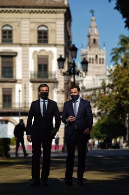 El presidente de la Junta, Juanma Moreno, y el presidente del PP, Pablo Casado, en un acto público en Sevilla