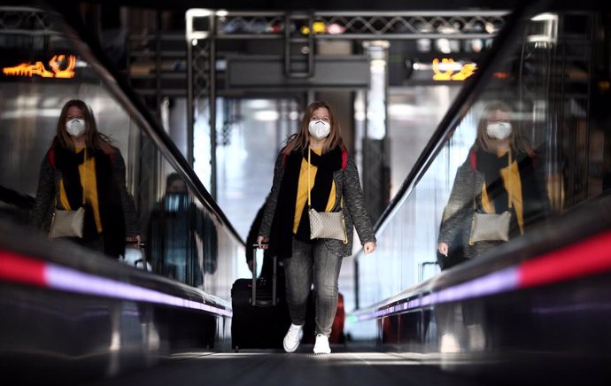 Una pasajera con maleta en la terminal T4 del Aeropuerto de Madrid-Barajas Adolfo Suárez, en Madrid (España), a 23 de noviembre de 2020. España exigirá desde hoy a los viajeros internacionales procedentes de hasta un total de 65 países de riesgo que ten