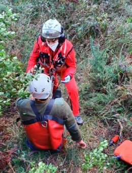 Rescate de un cazador herido con un disparo en un pie en Villaviciosa.