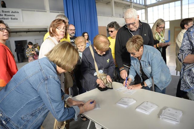 Els ciutadans voten simbòlicament a Sant Julià de Ramis (Girona) en l'aniversari del referèndum de l'1-O