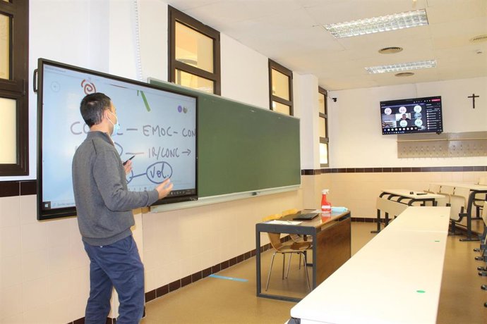 Un docente de la UAO CEU imparte clase a distancia desde un Aula de Doble Presencialidad