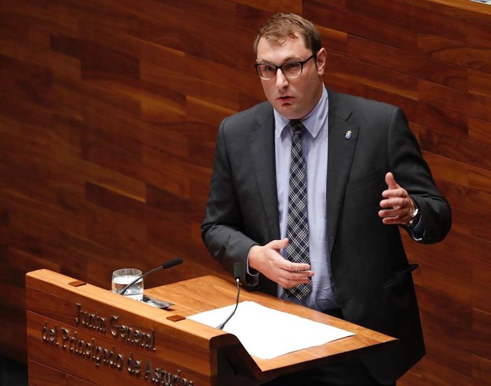 El portavoz de Foro, Adrián Pumares