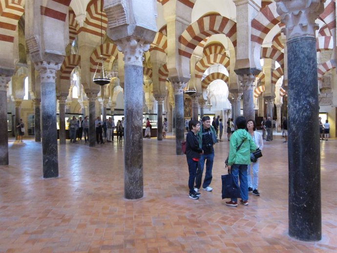 Turistas en el interior de la Mezquita-Catedral de Córdoba, en una imagen de archivo.