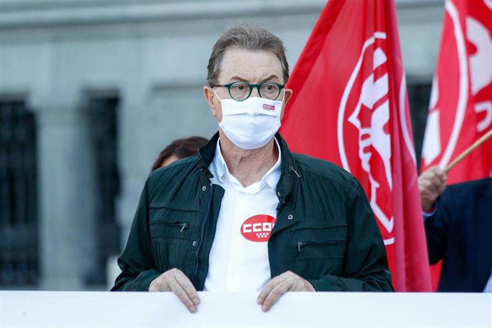 El secretario general de CC.OO., Jaime Cedrún; sostiene una pancarta durante una concentración convocada por CCOO y UGT con motivo de la conmemoración de la Jornada Mundial por el Trabajo Decente, en la plaza de Cibeles, Madrid, (España), a 7 de octubre