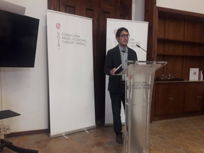 El conseller de Modelo Económico, Turismo y Trabajo, Iago Negueruela, en rueda de prensa.