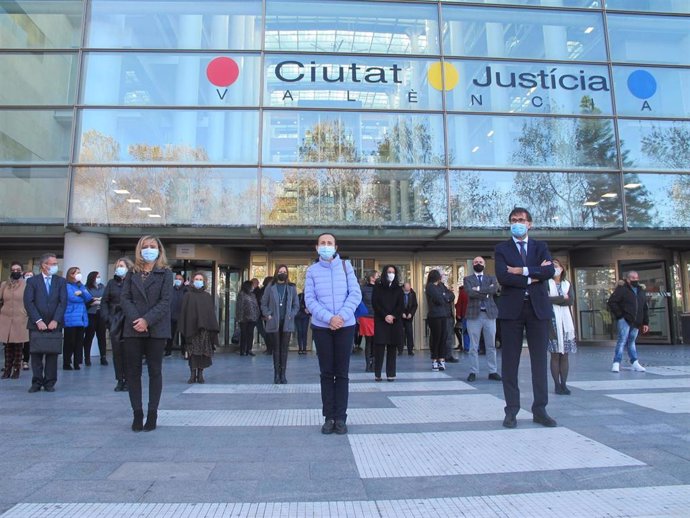 Concentración en protesta por la agresión a la jueza de Segovia ante la Ciudad de la Justicia de Valncia