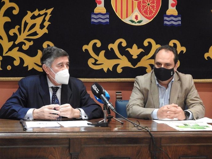 A la derecha el delegado de Educación del Ayuntamiento de Alcalá de Guadaíra (Sevilla), José Luis Rodríguez (Cs) y a la izquierda el presidente del Colegio de Farmacéuticos de Sevilla, Manuel Pérez.
