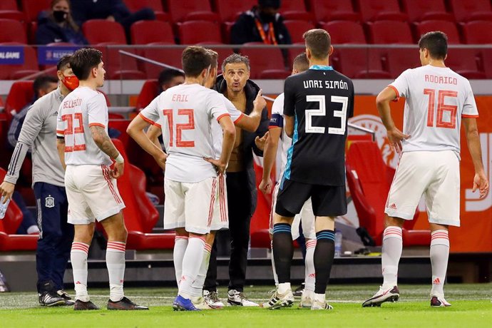 Luis Enrique habla con los jugadores de la selección española durante el amistoso ante los Países Bajos