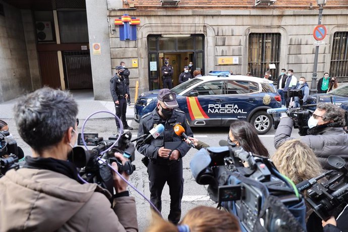 Uno de los policías que ha trabajado en la detención del bailarín Rafael Amargo habla para los medios de comunicación, en Madrid (España), a 02 de diciembre de 2020.
