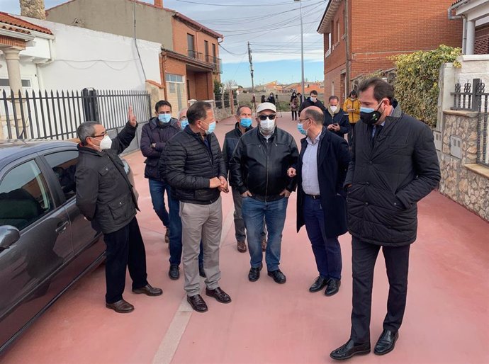 Visita del alcalde de Valladolid a la calle de los Majuelos en Puente Duero.