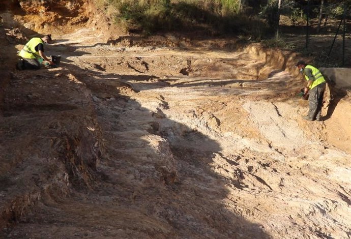 Investigadores del CSIC trabajan en los yacimientos prehistóricos de Gav, en Barcelona, dónde se han descubierto recientemente cuatro nuevas minas.