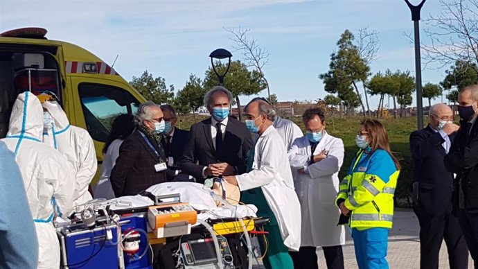 El consejero de Sanidad, Enrique Ruiz Escudero, presenta el Sistema de transporte Ecmo VenoVenoso, en el Hospital Puerta de Hierro de Majadahonda