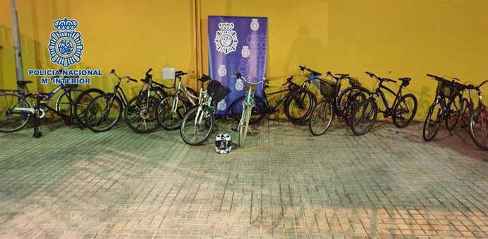 Las bicletas y el casco recuperados por la Policía Nacional en Córdoba.