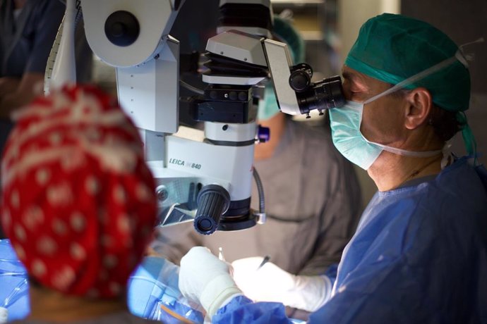 El doctor Jeroni Nadal, subdirector médico y coordinador del área de Retina y vítreo del Centro de Oftalmología Barraquer, durante una operación.