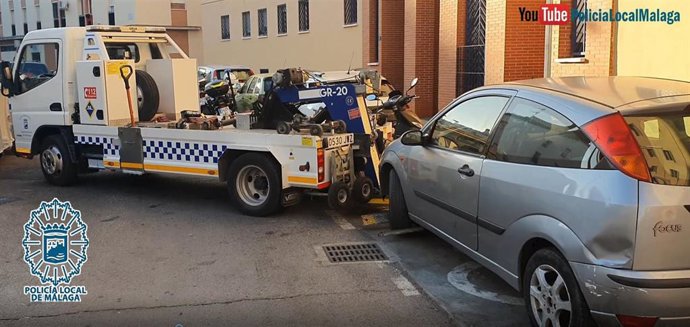Retirada a depósito de vehículo estacionado irregularmente en aparcamiento PMR
