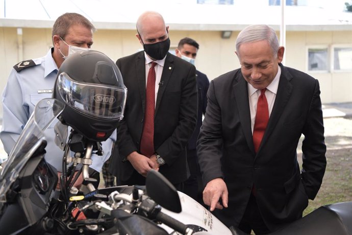 HANDOUT - 01 December 2020, Israel, Tel Aviv: Israeli Prime Minister Benjamin Netanyahu (R) visits the national Coronavirus Enforcement Authority. Photo: Kobi Gideon/GPO/dpa - ATTENTION: editorial use only and only if the credit mentioned above is refer