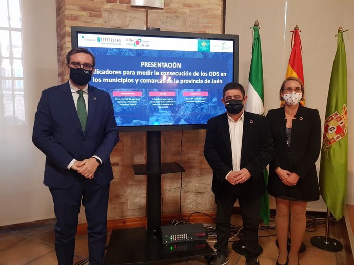 El presidente de la Diputación, Francisco Reyes,  junto al rector de la UJA, Juan Gómez, y la directora de la oficina técnica de la Fundación Estrategias, Inmaculada Herrador