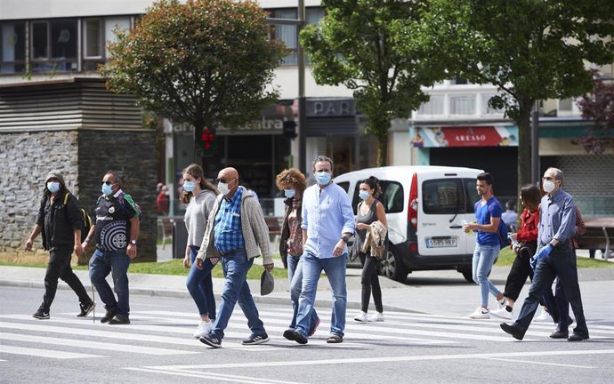 Transeúntes pasean por calles de Santander