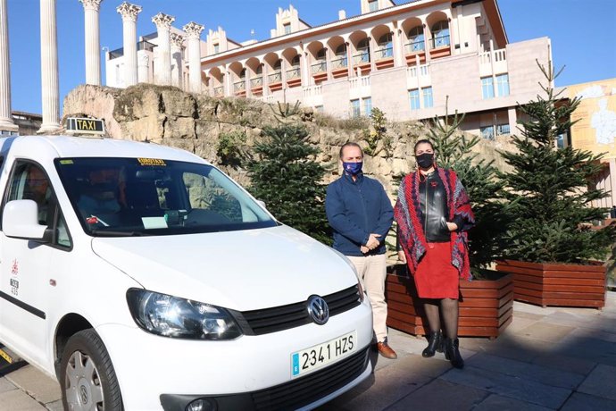 Eva Contador y Miguel Ruano presentan los paseos para mayores por el alumbrado de Navidad.