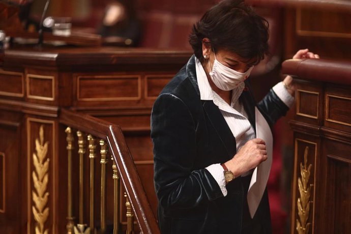 La ministra de Educación y Formación Profesional, Isabel Celaá, desciende de la tribuna de oradores tras finalizar su intervención durante una sesión plenaria en el Congreso 