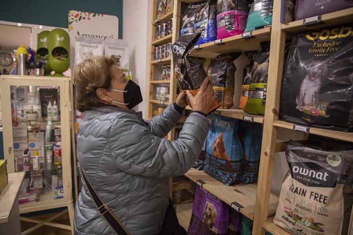 Los españoles, los que más compran en tienda física