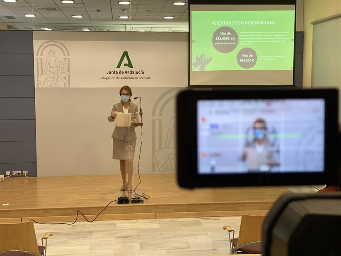 La delegada territorial de Igualdad, Políticas Sociales y Conciliación de Granada, Ana Berrocal, en rueda de prensa