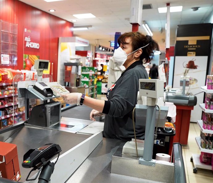 Empleado con mascarilla por coronavirus de los supermercados Dia