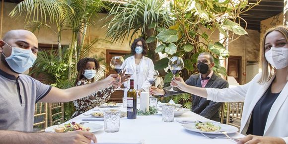 3. Canarias aconseja encuentros y comidas al aire libre, con mascarillas y sin contacto físico