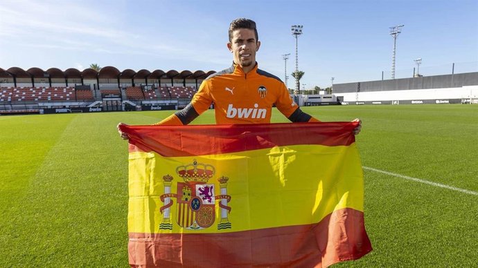 Gabriel Paulista posa con la bandera de España