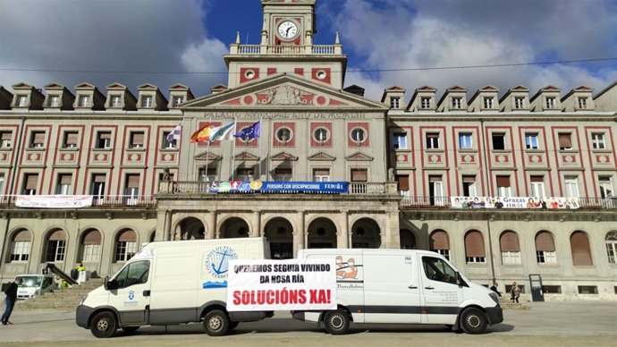 Furgones de la cofradía de Ferrol y Ballobre ante el ayuntamiento ferrolano