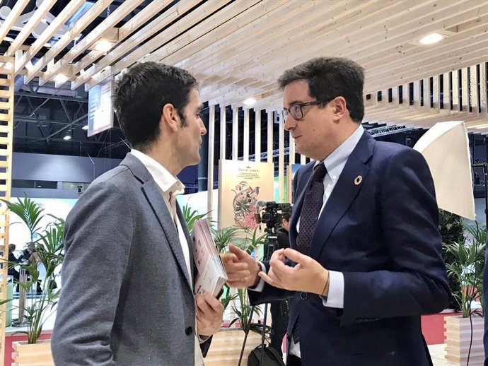 El alcalde de Alcalá la Real, Marino Aguilera, conversa con el director de Paradores, Óscar López, durante Fitur 2020
