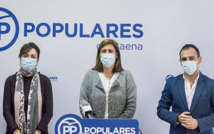 Cristina Piernagorda, entre los dirigentes de su partido María Luisa Ceballos y Félix Romero, en la sede del PP de Baena, en una imagen de archivo.