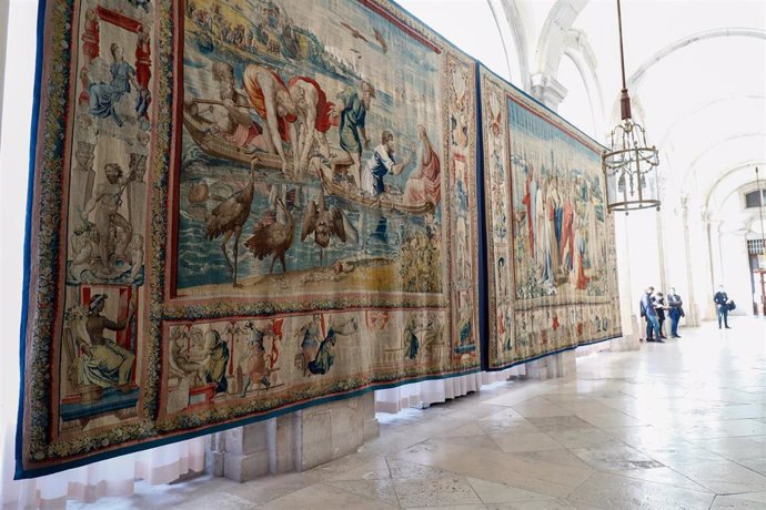 (I-D) 'La pesca milagrosa' y 'La misión de San Pedro o apacienta mis ovejas' , dos de los tapices que forman parte de la exposición temporal de Patrimonio Nacional Rafael en Palacio. Tapices para Felipe II