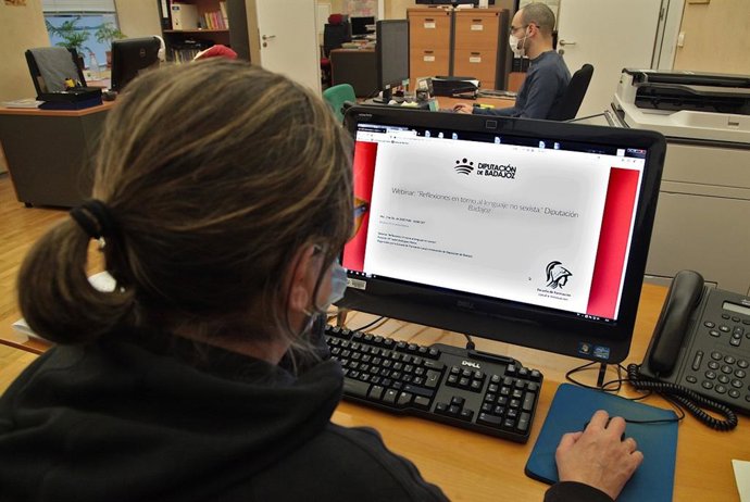 Una trabajadora de la Diputación de Badajoz.