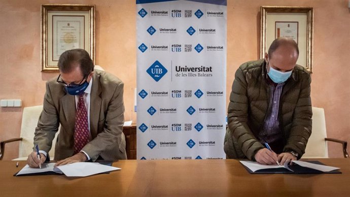 Lloren Huguet y Bartomeu Tugores, en la firma del acuerdo.