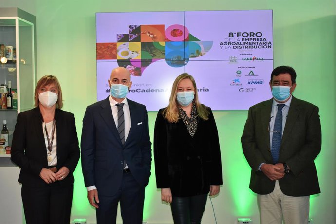 Landaluz y empresarios destacan la fortaleza de la cadena agroalimentaria durante la pandemia.