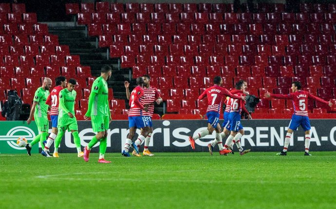 Los jugadores del Granada celebran el gol de Alberto Soro ante el Omonia en la Liga Europa 2020-2021