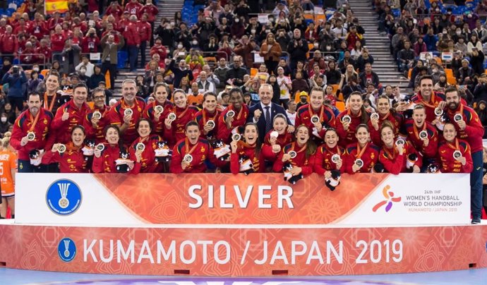 La selección española femenina de balonmano, las Guerreras, posa con su medalla de plata en el Mundial