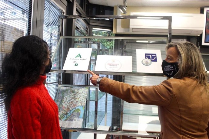 La primera teniente de alcalde y delegada de Turismo en el Ayuntamiento de Córdoba, Isabel Albás (dcha.), en un punto de información turística