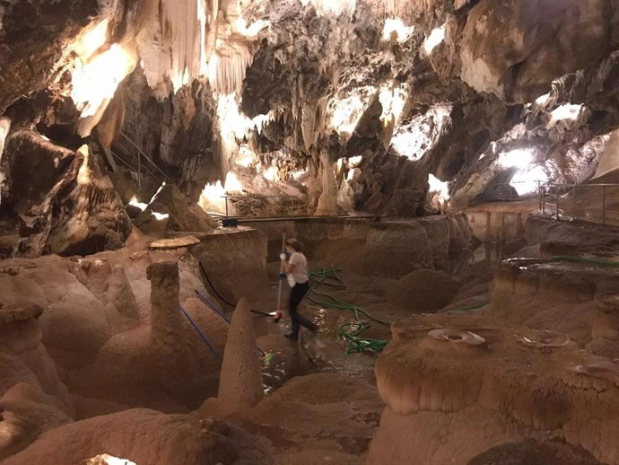 Limpieza en los lagos de la Gruta de las Maravillas.