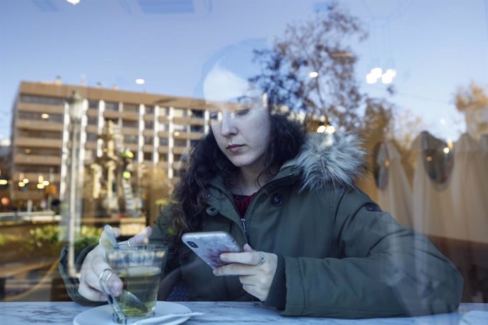 Clients a primera hora de les matí esmorzant en bars de Granada, després de rebaixar la Junta d'Andalusia les restriccions anteriors que mantenien tancat els negocis durant tot el dia. Granada a 30 de novembre 2020